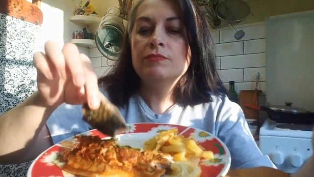 МУКБАНГ ЖАРЕНАЯ КАРТОШКА С ЗАПЕЧЕННОЙ СКУМБРИЕЙ С ПАПРИКОЙ! ТАК НА КОГО ЖЕ Я ПОХОЖА!? смотреть онлайн