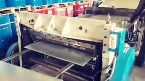 Раскрой оцинкованного листового металла, для изготовления защитных кожухов, для теплоизоляции.