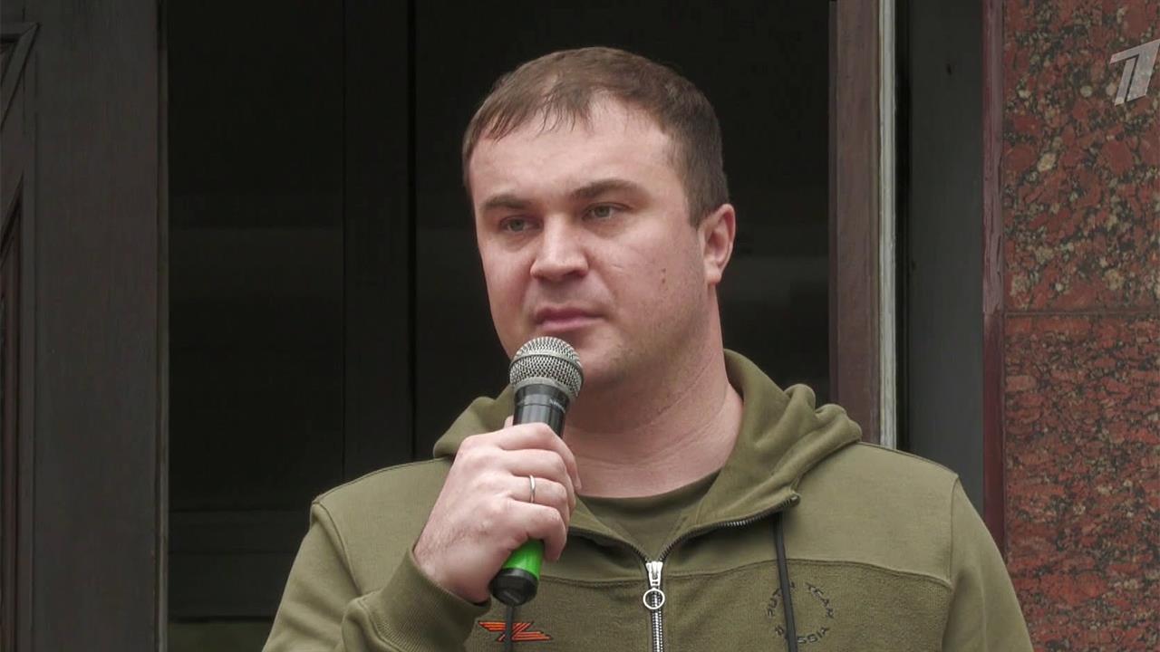 Врио губернатора Омской области прибыл в подшефный Стаханов, чтобы проверить восстановление города