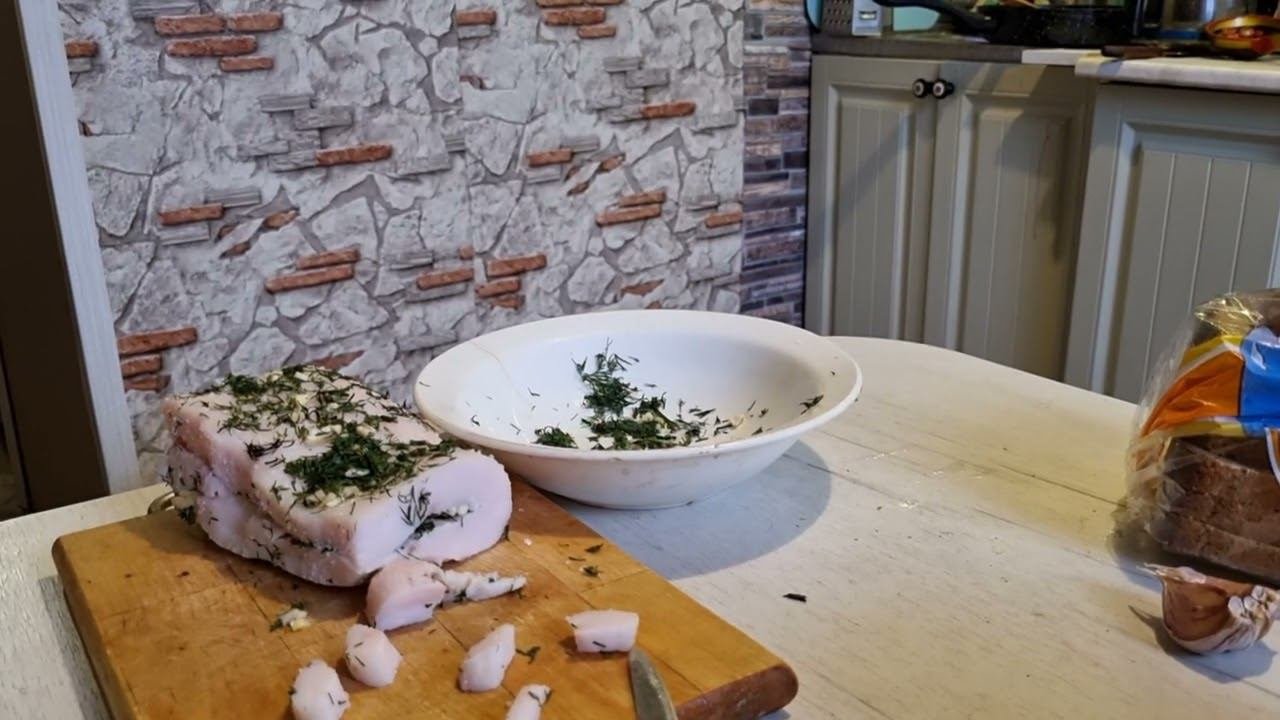 Пробую недавно засоленное домашнее сало, вкуснотища ⚡