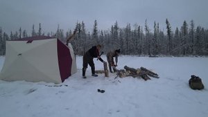 ЗИМНЯЯ НОЧЕВКА, НА ТАЕЖНОМ ОЗЕРЕ! КАЙФУЕМ В ПАЛАТКЕ С ПЕЧКОЙ КАК ДОМА \ ЩУКА НА ЖЕРЛИЦЫ, ЖАРИМ БОБР