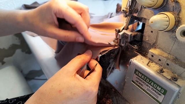 Как шьют шёлковые платья? Сборка платья на оверлоке, швейный цех ПОШИВСПб.