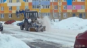 Как чистят снег трактором Беларусь в Щербинках.