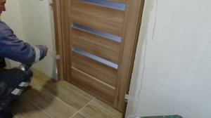 Как установить телескопические доборы и наличники межкомнатной двери своими руками