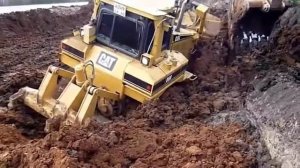 Бульдозер CAT завалился в грязи / Bulldozer CAT