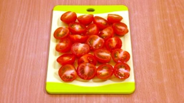 Макароны с беконом, моцареллой и помидорами