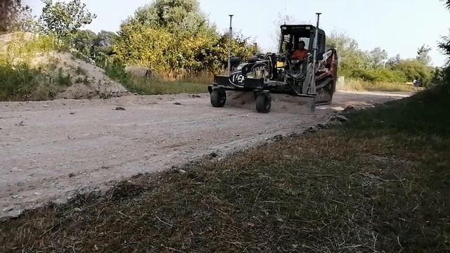 Планировка грунтовой дороги мини грейдером с системой DisCAV