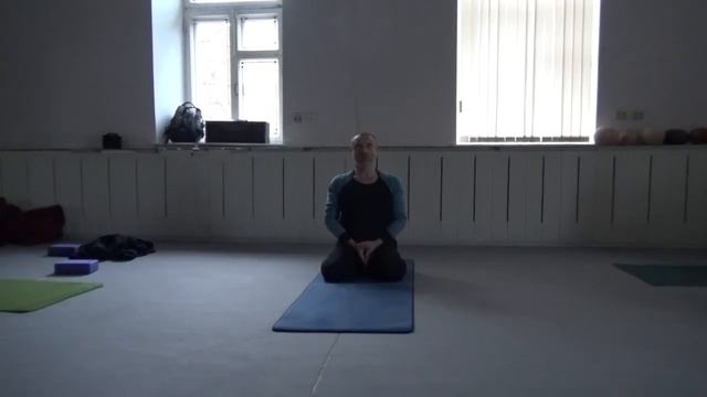 Работа с мышцами лица в Вирасана. Глаза, уголки губ и уши_15.12.12-7 смотреть онлайн