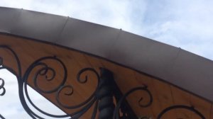 Кованые качели для отдыха всей семьей.