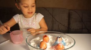 Цветная пена эксперимент с яйцами куриными . Опыты для детей.