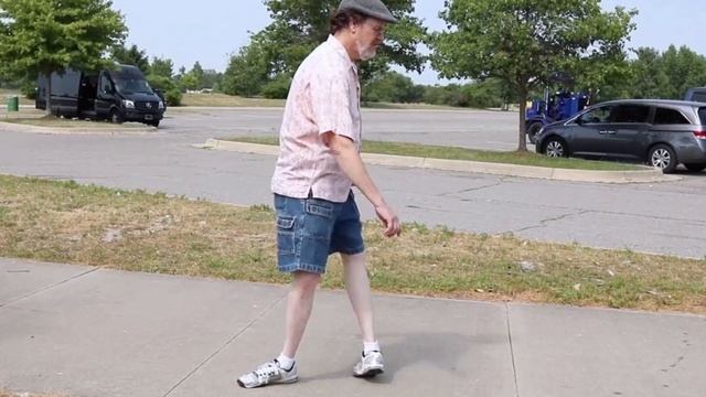 ЧТО С НИМ НЕ ТАК? единственный человек в мире, который может выкрутить ноги на 180 градусов смотреть онлайн