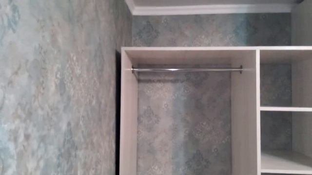 Встроенный шкаф купе во всю стену с зеркалом графит и вставками лдсп | от Мастерской Мебели смотреть онлайн