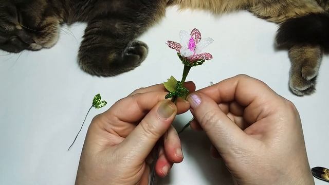 Бисероплетение. Мастер класс. Цветы из бисера. Розовая Магнолия. Пошаговый МК для начинающих. смотреть онлайн