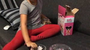 Даша открывает набор посуды с куклами ЛОЛ!