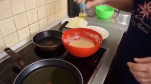 Четыре быстрых закуски к пиву луковые кольца, кальмары в кляре, свиные уши и чесночные гренки