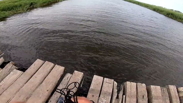 СНАЧАЛА ЦЕДИЛИ ВОДУ,ПОТОМ КАК ПОПЁРЛО!!! ВЗЯЛ ХОРОШИХ КАБАНОВ. НАКИДКА РАДУЕТ. РЫБАЛКА С МОСТА. смотреть онлайн