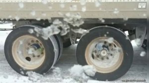 Для чего дальнобойщики крепят пластиковые бутылки на колеса своих фур.