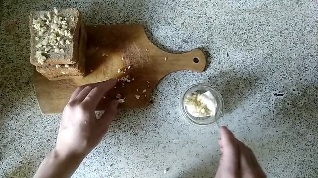 Как приготовить чесночные гренки. Чесночный соус.