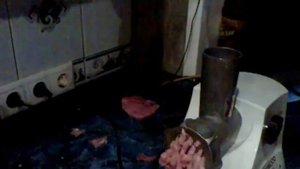 Приготовление фарша в мясорубке Kenwood MG 470