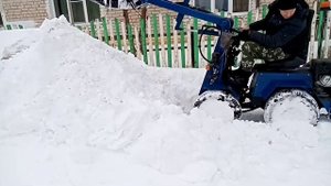 Снова чистим снег на самодельном минипогрузчике