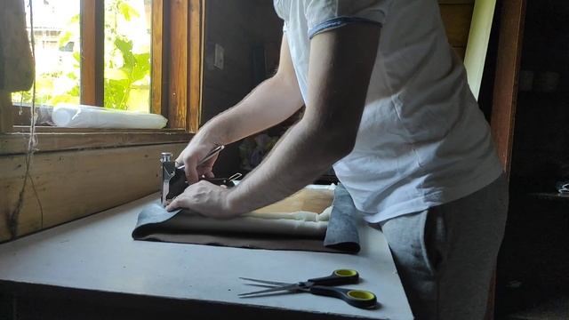 Крашу пол и ворота на даче. Перетягиваю стулья. смотреть онлайн