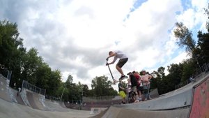 трюки на самокате в скейтпарке Кузьминки