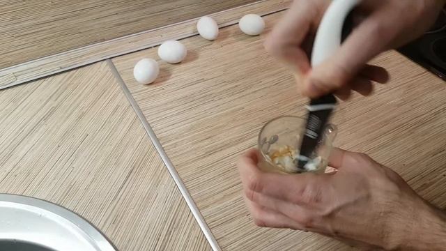 Как быстро измельчить яйца для салата? - Лайфхак