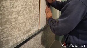 Учимся клеить кафель. Как уложить первый ряд плитки?