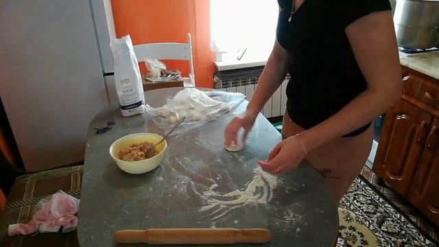 СЪЕЗДИЛИ К БАБУШКЕ/ГОТОВИМ МЯСНЫЕ РУЛЕТЫ/ПОЖАРИЛИ ЧЕБУРЕКИ смотреть онлайн