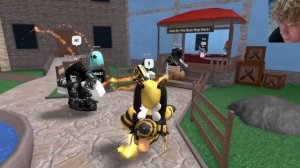 BEATING TEAMERS as a BUMBLE BEE in MM2.. (Murder Mystery 2)