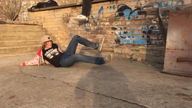 СЛОМАЛ РУКУ НА СКЕЙТЕ КАТАЮСЬ С ГИПСОМ смотреть онлайн