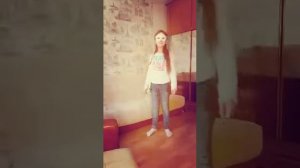 Клип: маленькая девочка маленькому мальчику задаёт вопрос...