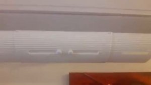Регулировка дефлектора / защитного экрана кондиционера.
