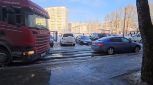 В Брянске водитель легковушки помог фуре выбраться из ледяного плена. Дальнобойщики.