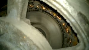 Лифт едет, но стоит