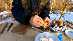 Жизнь на хуторе в лесу. Плетение из лозы, картошка с салом на углях, строительство мостика