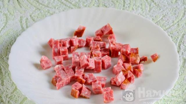 Салат Оливье с копченой колбасой