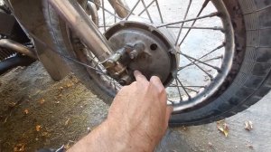 крышка переднего тормоза урал турист. почему не жёстко на оси колеса.