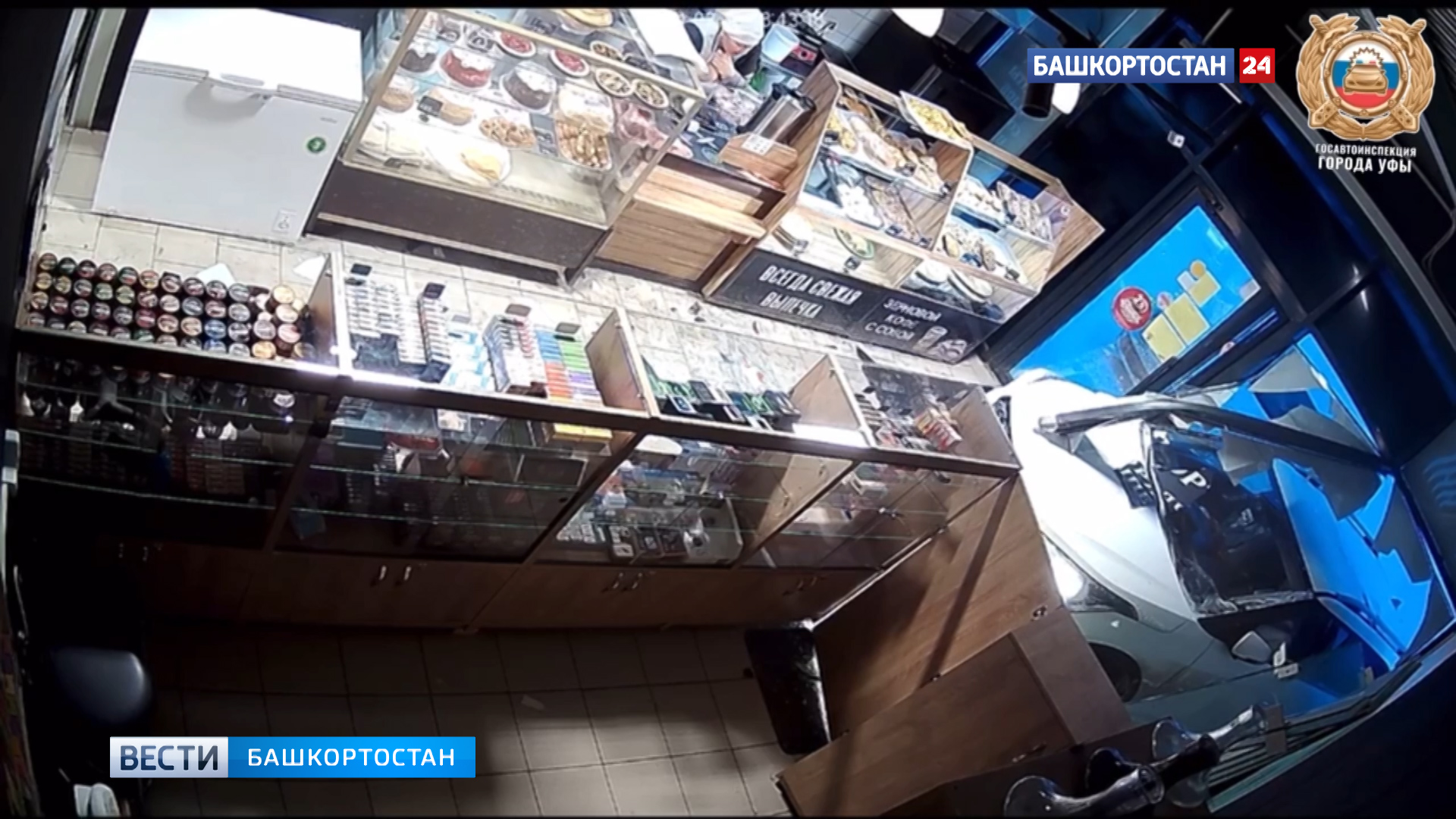 В Уфе женщина за рулем иномарки на скорости влетела в здание пекарни