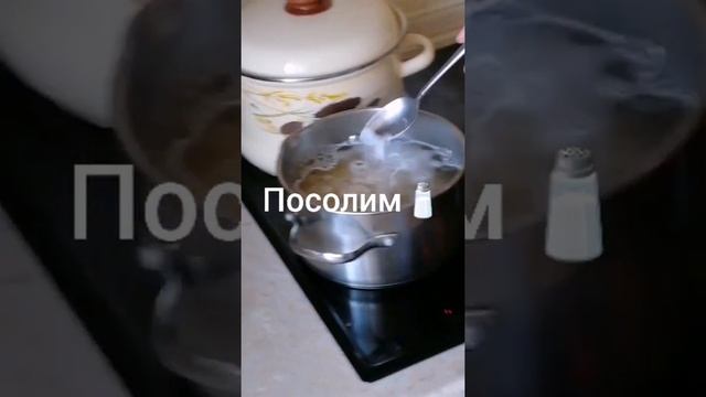 Как сделать вкусные котлеты с макаронами + кобачок и помидоры? смотреть онлайн
