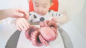 Корейской мальчик( 3 года.). Как кушает осьминог? 3살 아이 문어 먹기!