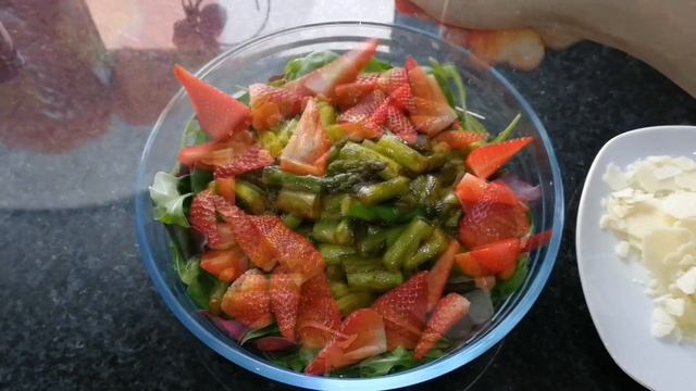 Вкусный салат из зелёной спаржи с клубникой