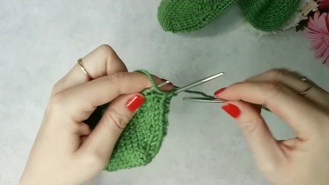 Давайте свяжем носки на двух ( трёх) спицах от мыска. Очень простой способ☺️
