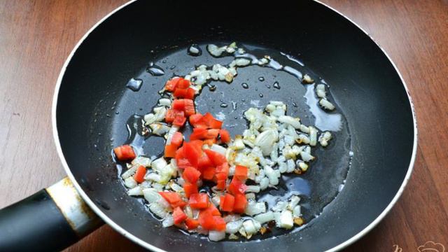 Макароны с соусом из помидоров и базилика