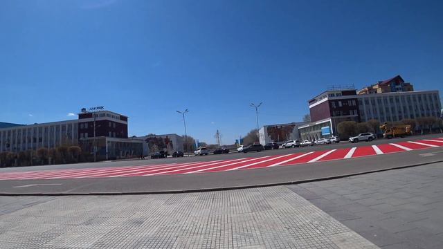 Караганда | проспект Бухар-Жырау на площади перед облакиматом на 1 мая нет праздничных атрибутов