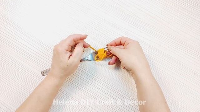Easy Woolen Flower Embroidery Trick With Fork | Как сделать простой цветок из пряжи на вилке МК