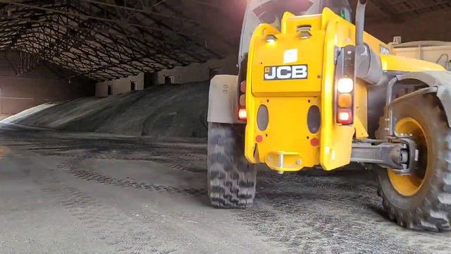 Телескопический погрузчик JCB 541, перебуртовка семечки.
