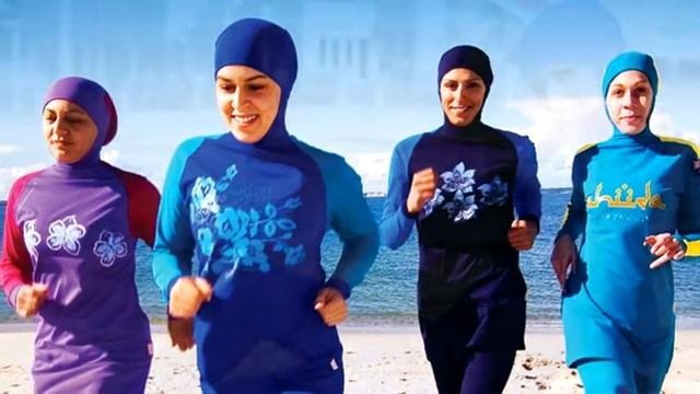 Плавающая в мусульманском купальнике девушка возмутила казахстанца