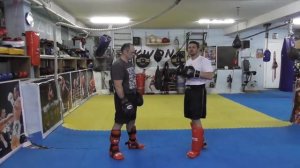 Защита от ударов  в кикбоксинге и уличной драке. Контратака  "с ноги".