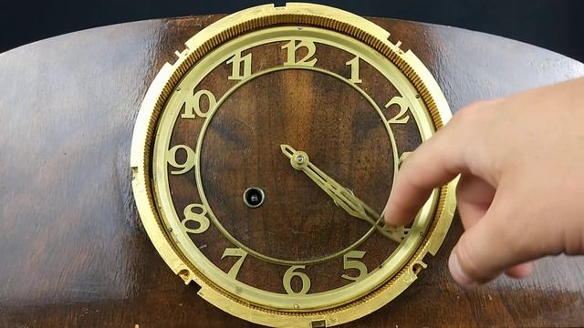 Каминные часы в деревянном корпусе. смотреть онлайн